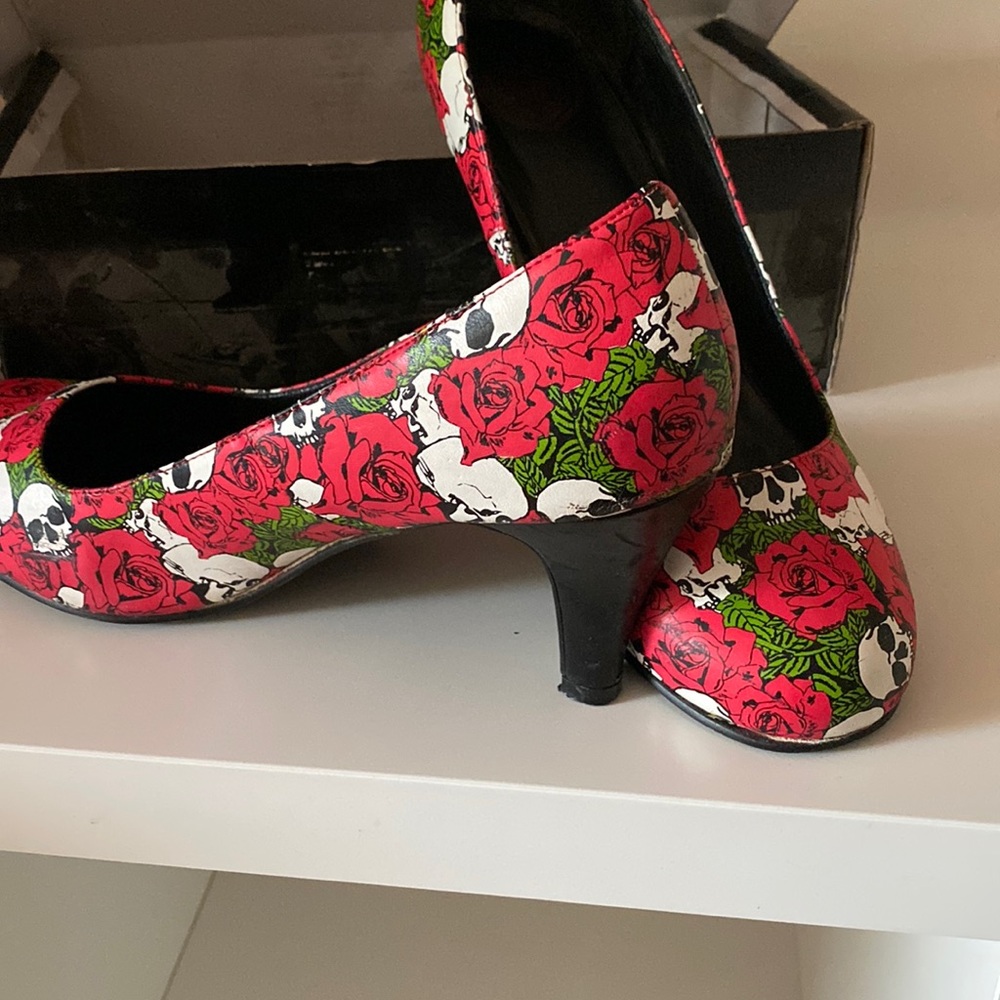 TUK skull/roses low heel pumps